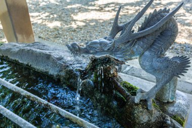 Japonya 'nın Görüntüleri - Ryujin veya Ejderha Tanrı, Tapınak katılımcılarının ellerini yıkamak ve arındırmak için su sağlar.