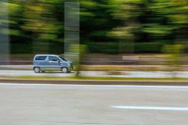 Arka plan bulanık Japonya 'nın K-Car Speeding caddesi boyunca görüntüsü