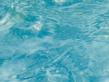 Aqua Arkaplan - Kamu Su Fıskiyesinin Dalgalanan Suyunun Fotoğrafı Öğleden Sonra Güneşiyle Aydınlandı