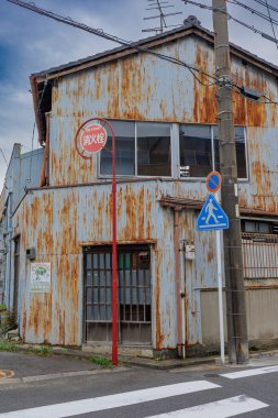 Terk Edilmiş Yangın Musluğu Tabelası Kısmen Kapalı Geçiş Geçidi Geçişi Geçmişten Basit Mimariye Bir Övgü
