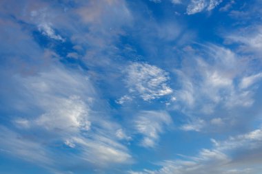 Turuncu ve Gri tonlu Mavi Gökyüzü