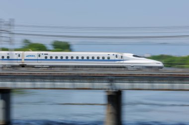 Japon Nozomi Shinkansen Mermi Treni 'nin öncü vagonu Shonai Nehri' ni geçerek Nagoya 'dan Kyoto' ya giderken hareket bulanıklığı içinde yakalandı..