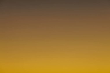 Çikolata Canlı Turuncu Gradyan Arkaplanı - Gün doğumu, gecenin karanlığı ile açık bir günün parlak mavisi arasında kademeli olarak yer değiştiren sabah gökyüzü gibi çeşitli renkler yaratır..