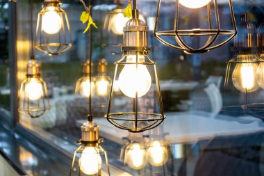 Pencerede yansıması olan parlayan ampul - Fotoğraf