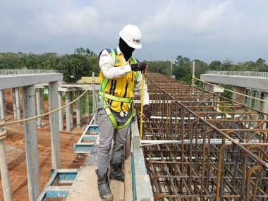 Köprü inşaatında çalışan insanların fotoğrafı.