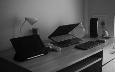 Bilgisayar mühendisliği öğrencisinin ihtiyaçları için dizayn edilmiş bir laptop, tablet, klavye, fare ve akvaryum..