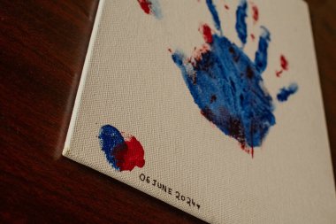 Bu sanat eseri, canlı ama kederli el izleriyle, bir zamanlar hayat kitabında acı veren bir bölümden bahsediyor..