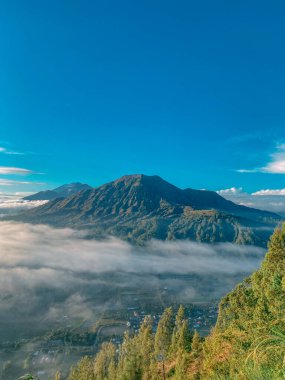 Bali 'deki Pinggan Köyü' nden Batur Dağı ve Abang Dağı 'nın güzel gündoğumu manzarası.