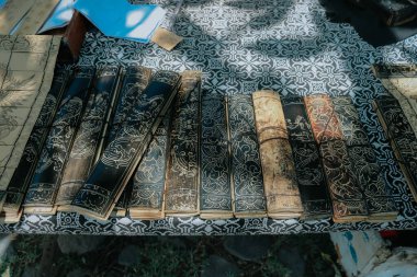 Palm Leaves 'te El Sanatları, Bali' nin Tenganan Pegringsingan köyündeki bir masada sergilenir..
