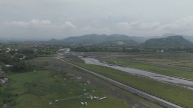 Yeh Unda Nehri Köprüsü, Bali 'nin Klungkung ilçesindeki Çok Büyük Nehir boyunca uzanır..