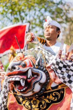 Denpasar, Endonezya - 18 Haziran 2023: Bali Sanat Festivali 'nde Bir Adam Geleneksel Okokan Enstrümanını Çalıyor.