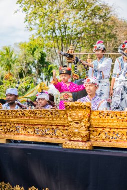 Denpasar, Endonezya - 18 Haziran 2023: Bali Sanat Festivali 'ni Tamamıyla Yaşayan Bir Küçük Çocuk.