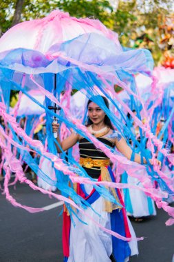 Denpasar, Endonezya - 18 Haziran 2023: Bali Sanat Festivali 'nde Yaratılış Dansı Yapan Genç Bir Kız.