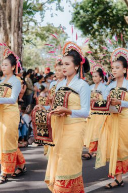 Denpasar, Endonezya - 12 Haziran 2023: Bali Sanat Festivali 'nin açılış töreninde bir grup kadın sahne aldı.