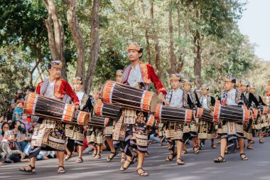 Denpasar, Endonezya - 12 Haziran 2023: Bali Sanat Festivali 'nin açılış töreninde bir erkek grubu Baleganjur sahneledi.