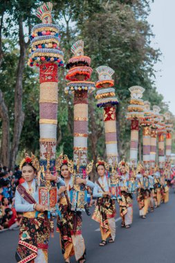 Denpasar, Endonezya - 12 Haziran 2023: Bali Sanat Festivali 'nin açılış törenine bir grup genç kadın katıldı.