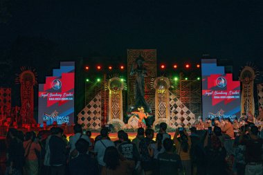 Denpasar, Endonezya - 22 Aralık 2022: Joged Bumbung Performance on a Outdoor Stage Şahitleri Gece İzleyicileri.