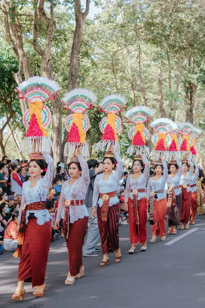 Denpasar, Endonezya - 12 Haziran 2023: Bali Sanat Festivali 'nin açılış törenine Başlarında Çiçek taşıyan Bir grup kadın.