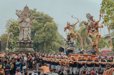 Denpasar, Endonezya - 1 Mart 2024: Bali Adası 'ndaki Kilometre Sıfır (KM.0) Ogoh-Ogoh Geçidi.
