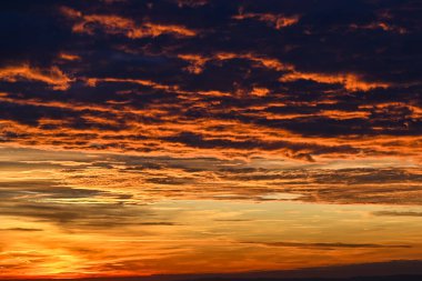 Güzel bir günbatımında fırtınalı bir gökyüzü