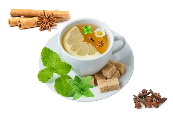 Yüksek açılı bir manzara limonlu bir fincan papatya çayı, nane yaprakları, beyaz arka planda şeker. yatay