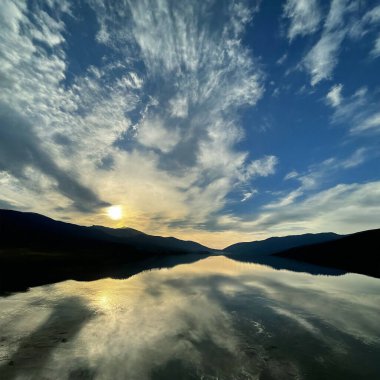Mavi gökyüzünün altında şafak, harika bir ışık ve mavi gökyüzü kombinasyonu, insanlara yeni bir umut ve canlılık veriyor.