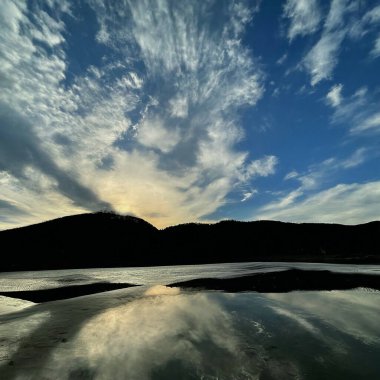 Mavi gökyüzünün altında inanılmaz bir güzellik, yeşil arka planda güneş ışığı parıldıyor, romantik ve ferahlatıcı bir sahne yaratıyor.