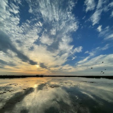 Özgürlüğün mavi rengi, mürekkepsiz mavi gökyüzü, limitsiz, hassas doğal bir tablo gibi, büyük hayallere ve tutkulara kapı açıyor.