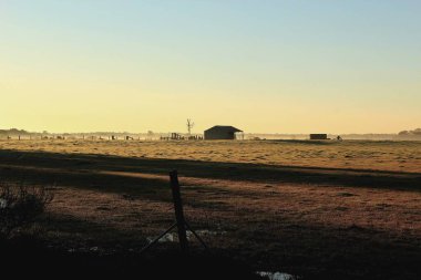 Batı Avustralya 'da Margaret Nehri üzerinde gün doğumu