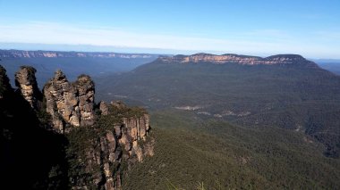 Katoomba, Avustralya 'daki Mavi Dağlar Ulusal Parkı' nda Üç Kız Kardeş