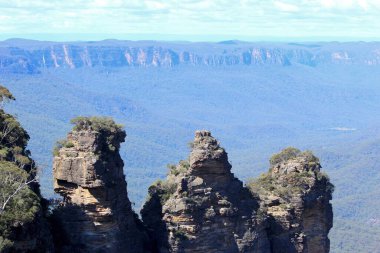 Katoomba, Avustralya 'daki Mavi Dağlar Ulusal Parkı' nda Üç Kız Kardeş