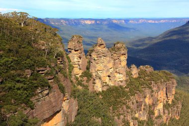 Katoomba, Avustralya 'daki Mavi Dağlar Ulusal Parkı' nda Üç Kız Kardeş