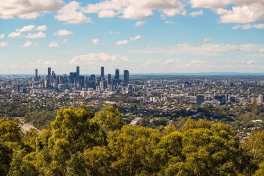 Brisbane, Avustralya 'da Coo-tha Dağı gözcülük yapıyor.