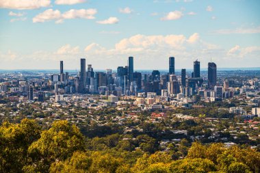 Brisbane, Avustralya 'da Coo-tha Dağı gözcülük yapıyor.