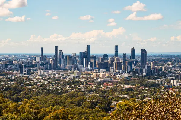 Brisbane, Avustralya 'da Coo-tha Dağı gözcülük yapıyor.