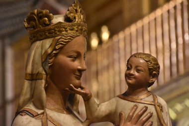 Bakire Meryem 'in bebekli heykeli.