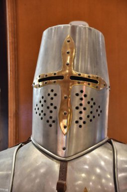 Kalenin arka planındaki zırh..