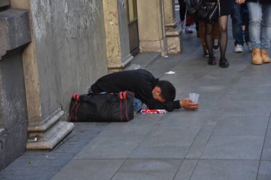 Sırt çantalı bir adam sokakta