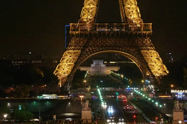 Paris Fransa - 26 Ağustos 2016.00 Ünlü Eyfel Kulesi 'nin gece görüşü