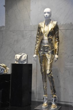 Moda defilesi, gösterişli lüks bir kadın koleksiyonu siyah deri ceket giyiyor ve mankenin üzerinde altın bir kolye var.