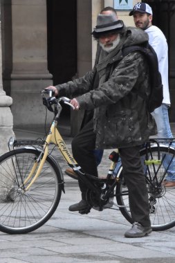 Sokakta bisikletli bir adam.