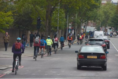 Sokakta yürüyen insanlar