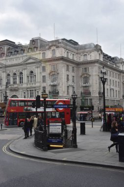 Londra - 27 Aralık, 29 Aralık. İnsanlar cadde boyunca ve Londra 'da yürüyor. Londra, Birleşik Krallık, 10 Ağustos