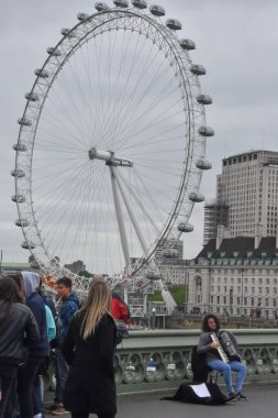 insanlar iskele üzerinde