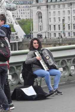 Londra, Birleşik Krallık - Mayıs 2302 1: Gitar çalan bir grup genç adam