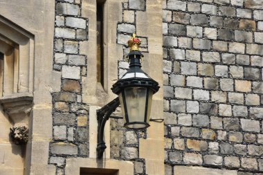 Prag şehrindeki eski kalenin duvarında bir lamba.