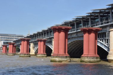 Londra şehrindeki köprü.