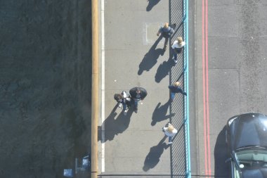 Londra 'daki iskelede insanlar var.