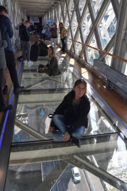 İstanbul, Türkiye - Kasım 08, 2018: İstanbul şehrinde cam bir pencerede insanlar.