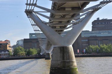 Londra - Haziran 2018: Thames Nehri üzerindeki köprü